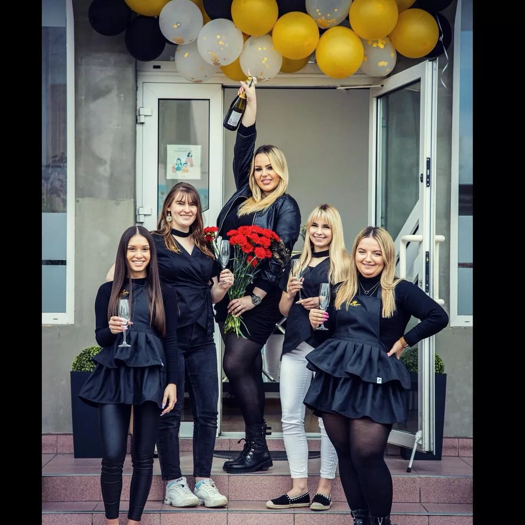 Piękna gwiazda disco polo Paula Karpowicz (Top Girls) otworzyła właśnie własny biznes! Był szampan i kwiaty! 